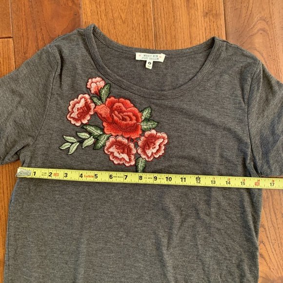 Messy Bun Just Chillin' Embroidered Floral Rose Grey super soft T-Shirt size M - Picture 8 of 9